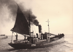 Drifter LT365 from Lowestoft leaving port