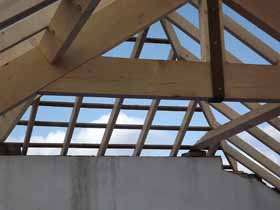 How the roof struts are fitted round the corner of the building.